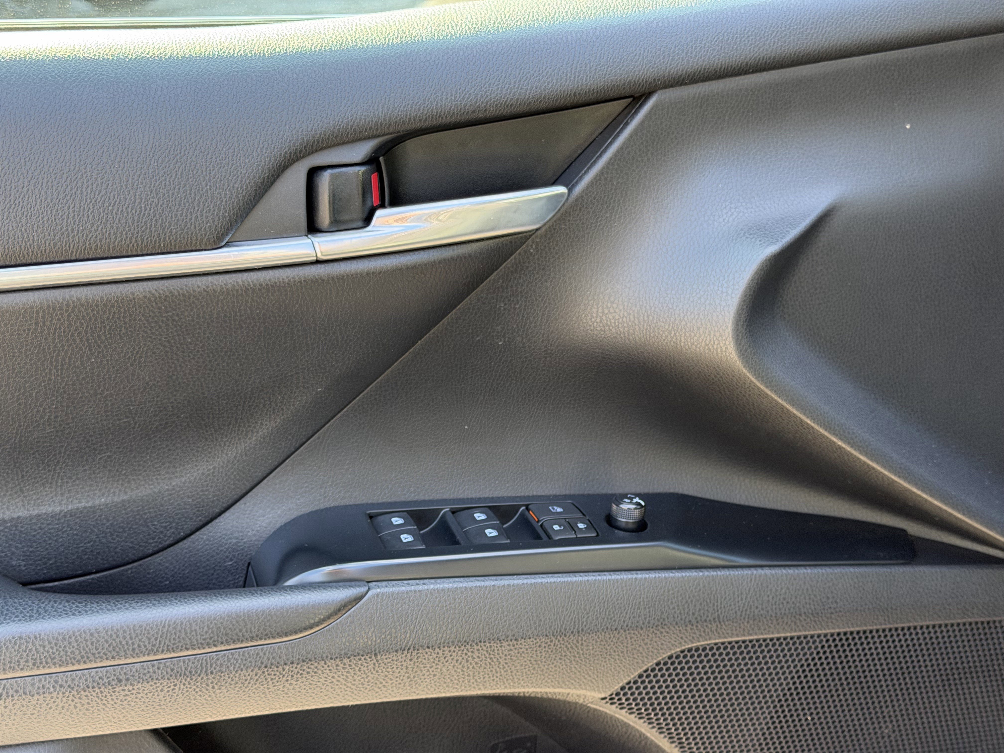 Used 2020 Toyota Camry image 9