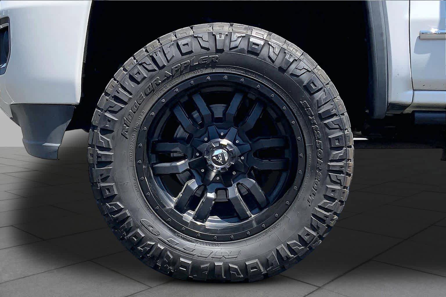 Used 2018 GMC Sierra 2500 Denali w/ Duramax Plus Package AWD/4WD image 9