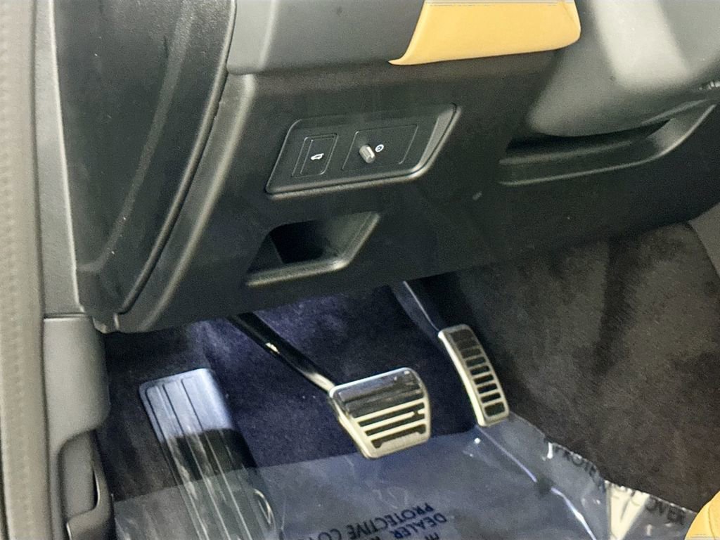 Certified 2025 Land Rover Discovery Metropolitan Edition image 10