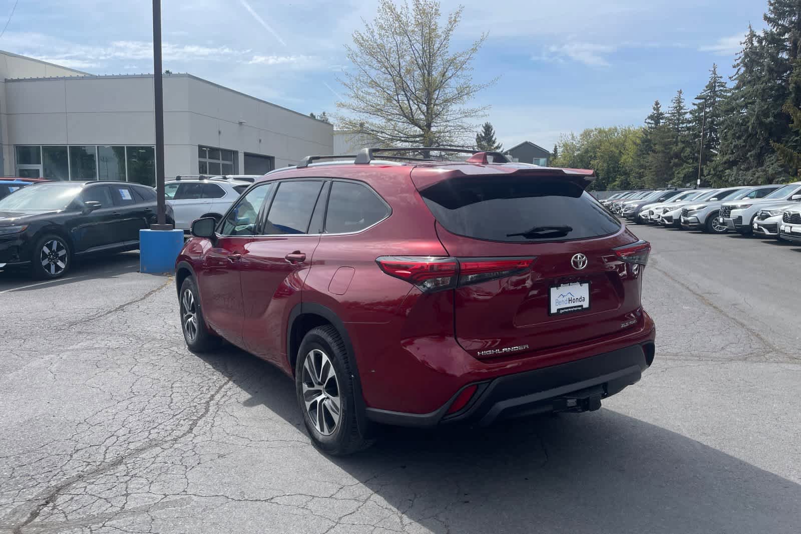 Used 2021 Toyota Highlander XLE AWD/4WD image 3
