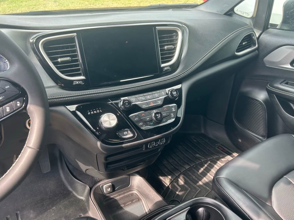 Used 2023 Chrysler Pacifica Touring-L w/ S Appearance Package FWD image 6
