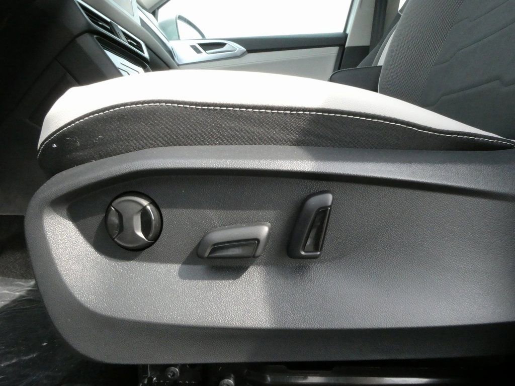 Certified 2025 Volkswagen Taos SE image 9