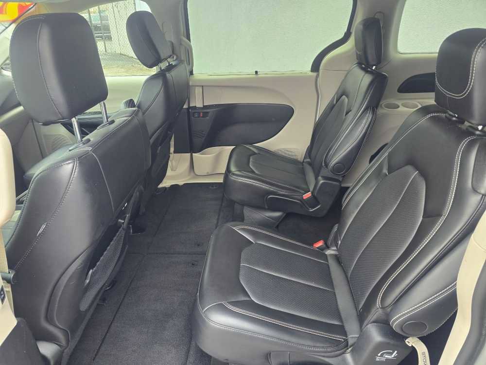 Used 2024 Chrysler Pacifica Touring-L image 14