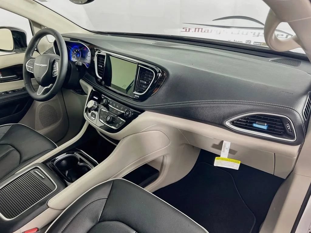 Used 2024 Chrysler Pacifica Limited FWD image 32