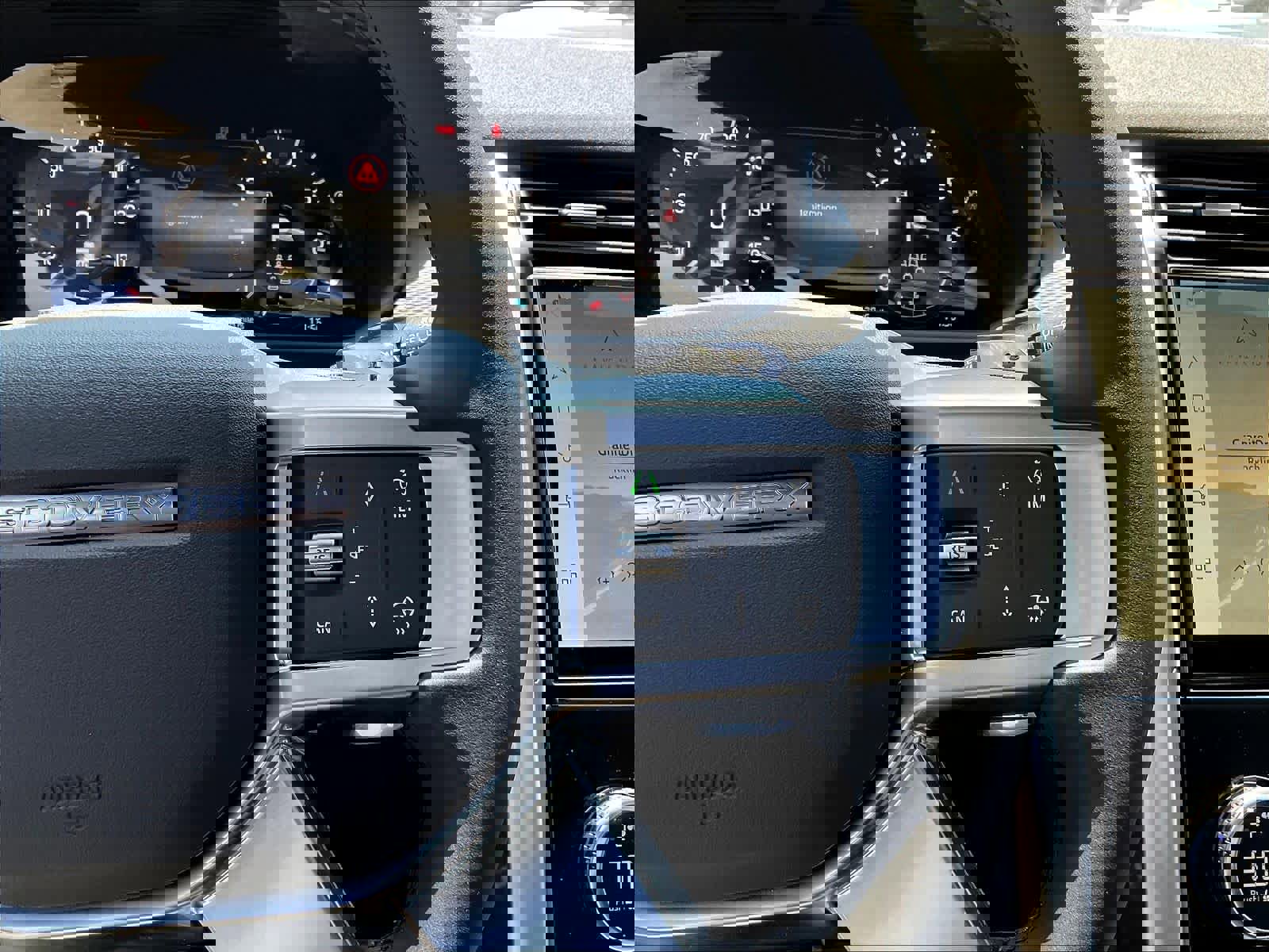 New 2025 Land Rover Discovery Dynamic SE image 18