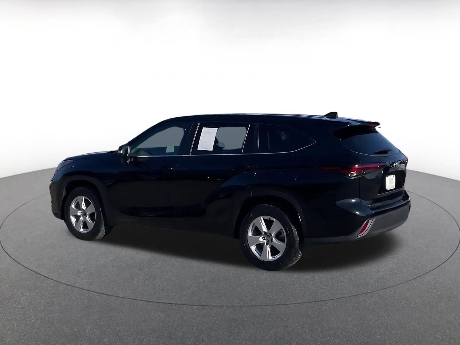 Used 2025 Toyota Highlander LE image 10