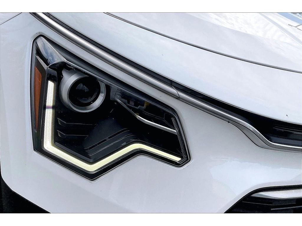 Used 2023 Kia Niro SX image 28