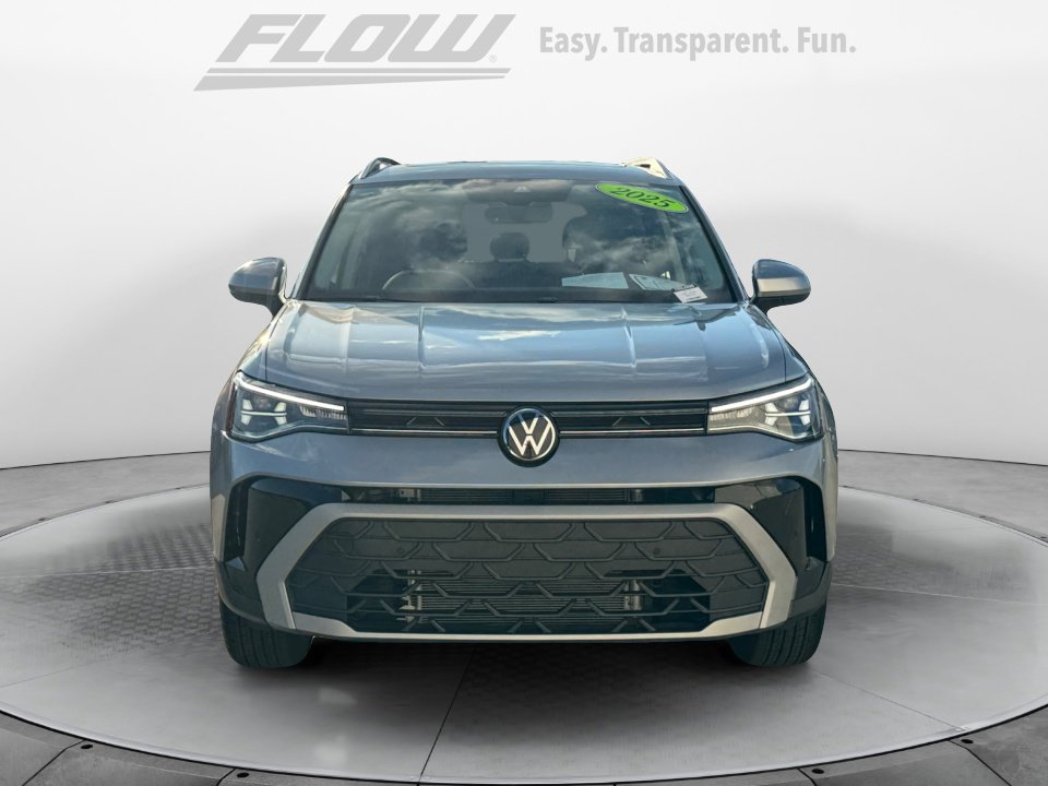 Used 2025 Volkswagen Taos SE w/ Panoramic Sunroof Package image 3