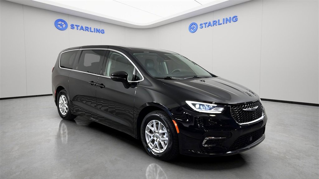 Used 2024 Chrysler Pacifica Touring-L image 14