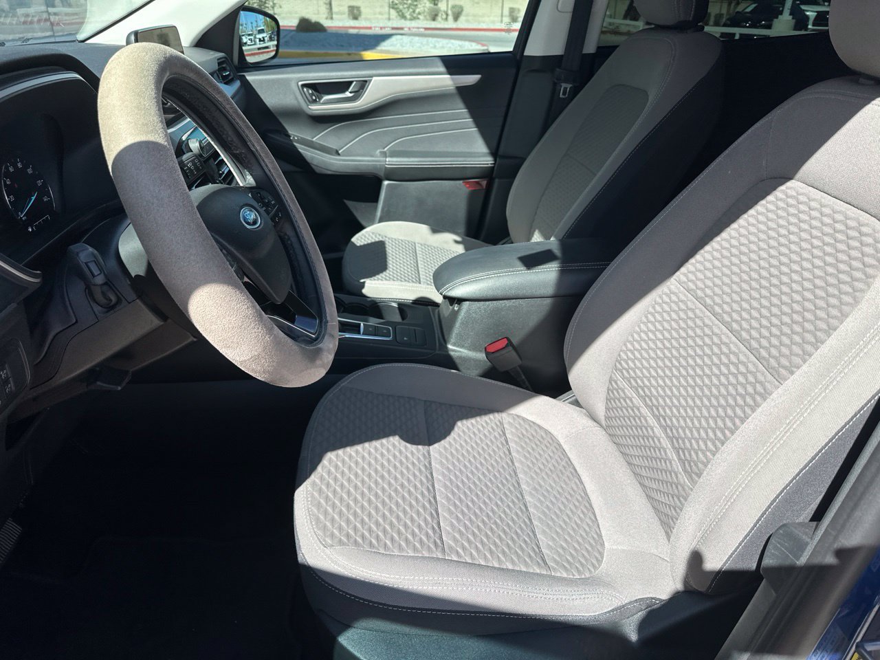 Used 2022 Ford Escape SE w/ SE Sport Appearance Package FWD image 3