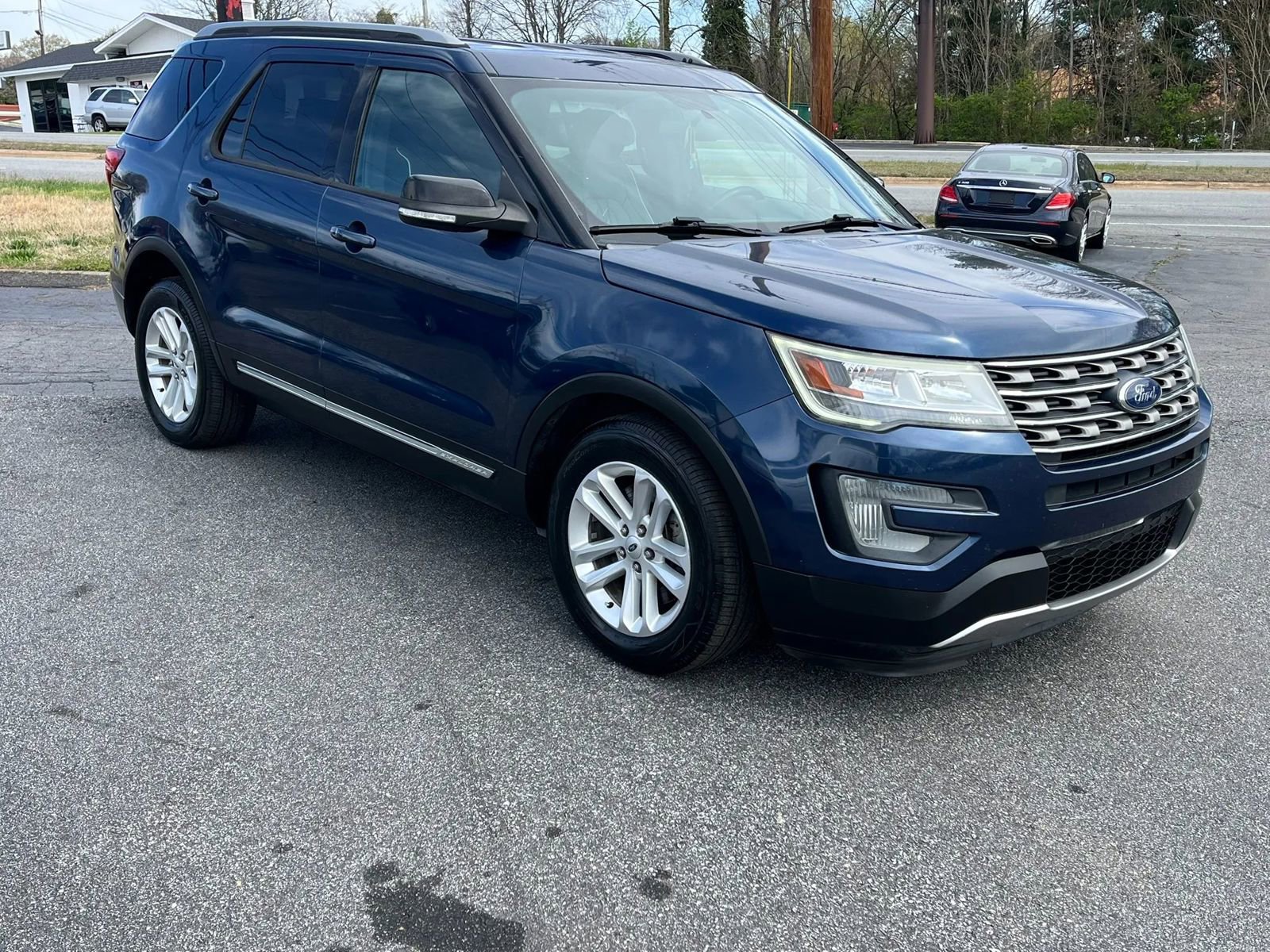 Used 2017 Ford Explorer XLT FWD image 3