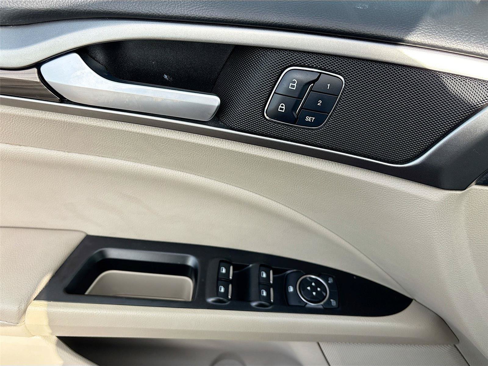 Used 2017 Ford Fusion SE FWD image 17