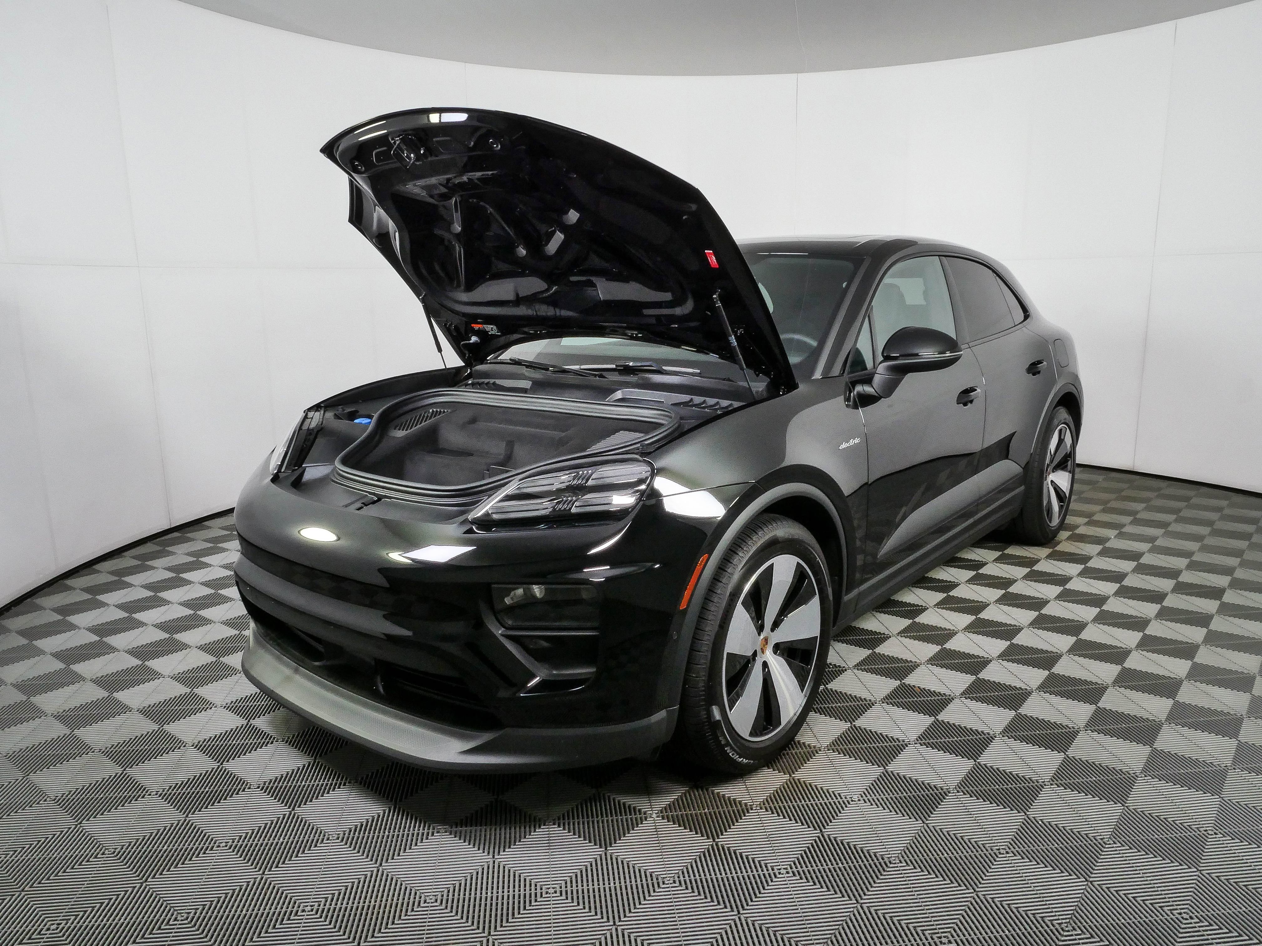 Used 2025 Porsche Macan Electric RWD image 34