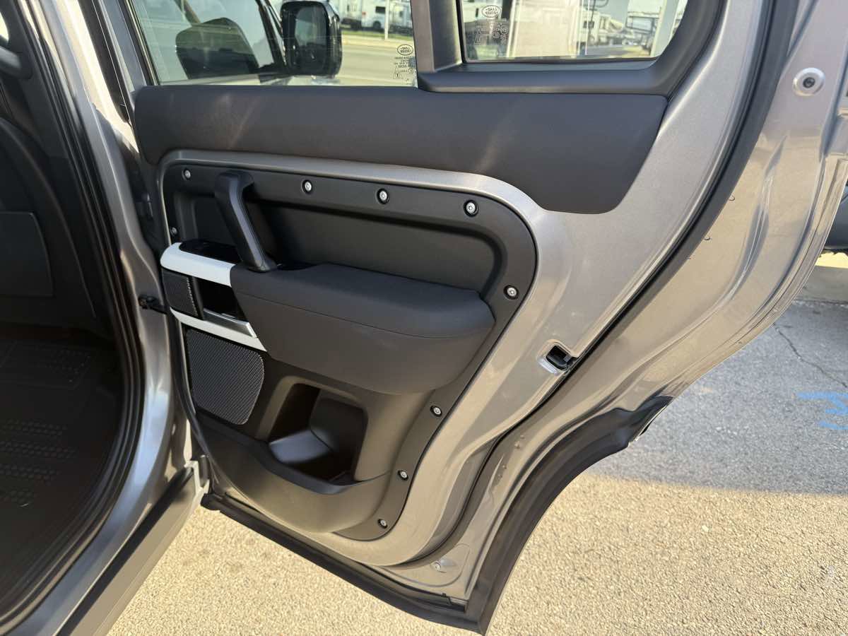 Used 2021 Land Rover Defender 110 SE image 21