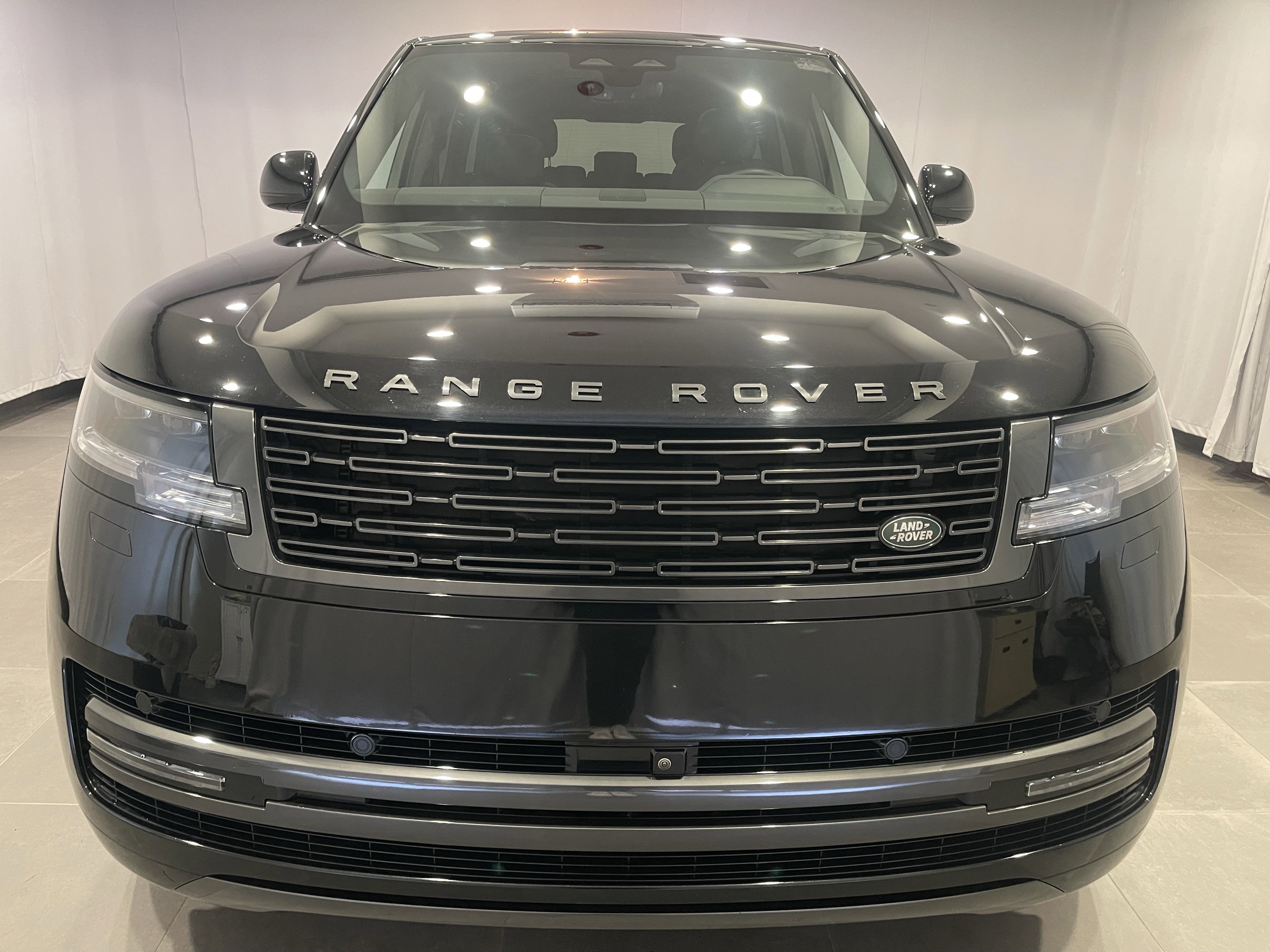 Used 2025 Land Rover Range Rover SE AWD/4WD image 2