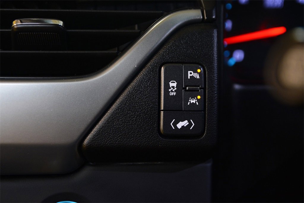 Used 2018 Chevrolet Suburban LT image 16