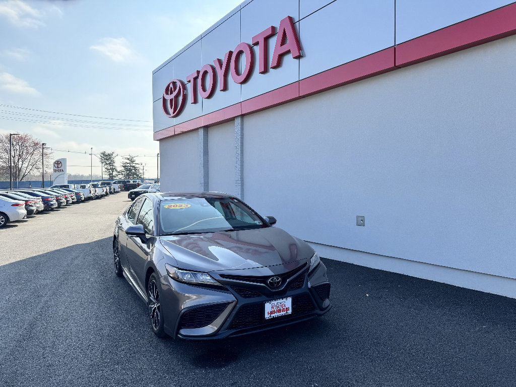 Used 2023 Toyota Camry SE w/ Cold Weather Package image 1