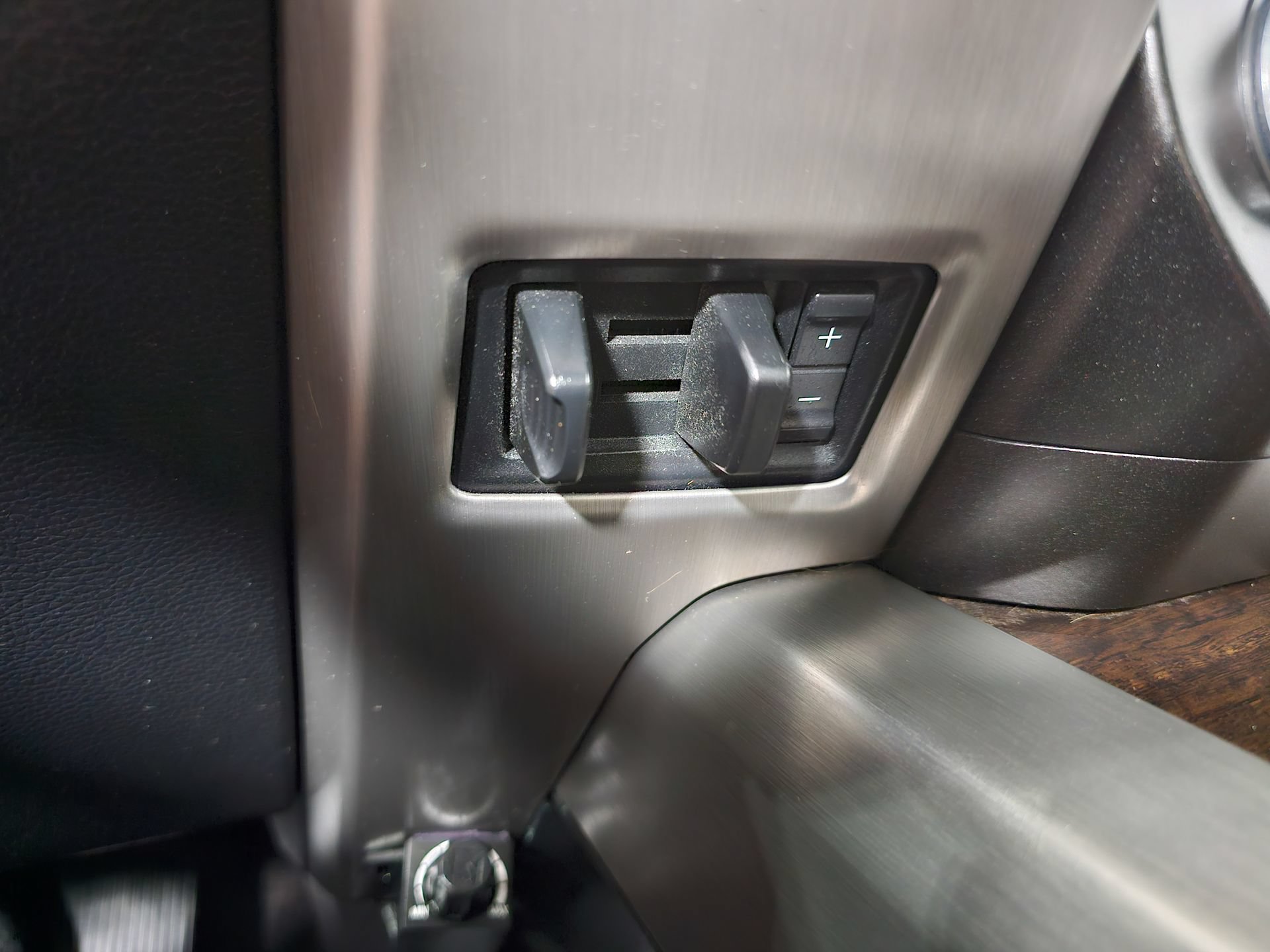 Used 2015 Ford F150 Platinum w/ Equipment Group 701A Luxury AWD/4WD image 37
