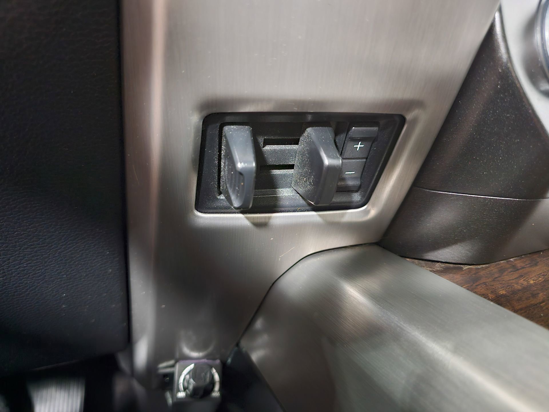 Used 2015 Ford F150 Platinum w/ Equipment Group 701A Luxury AWD/4WD image 37