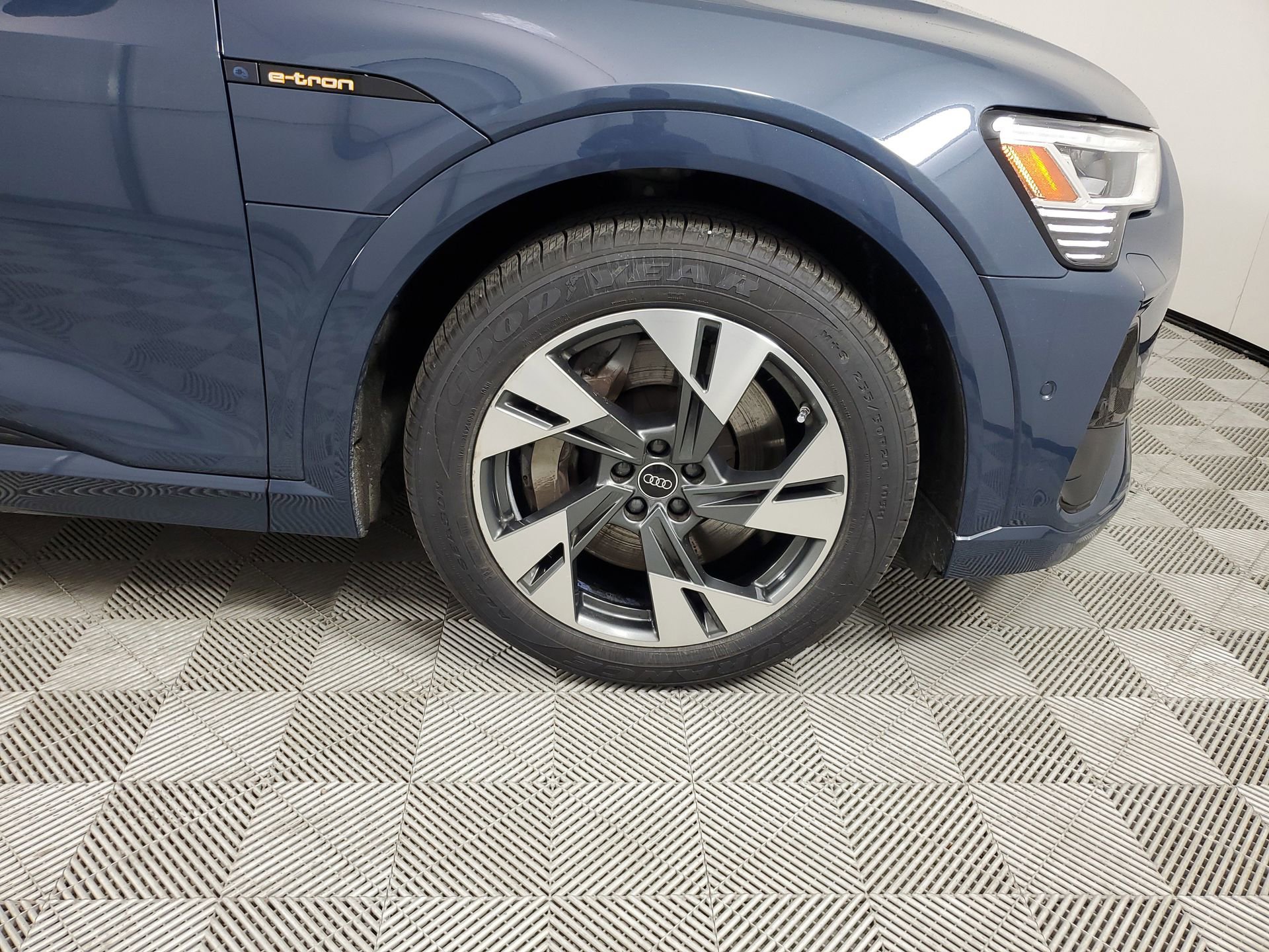 Used 2023 Audi e-tron Premium Plus w/ Premium Plus Package image 14