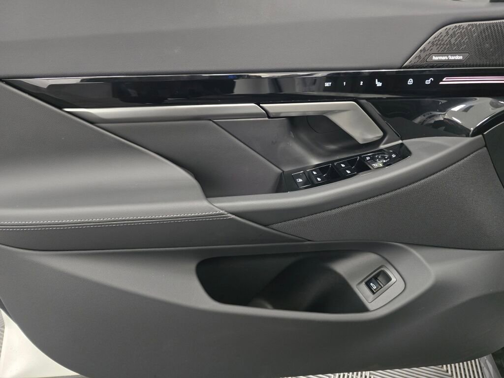 Used 2026 BMW 530i xDrive w/ Premium Package image 35