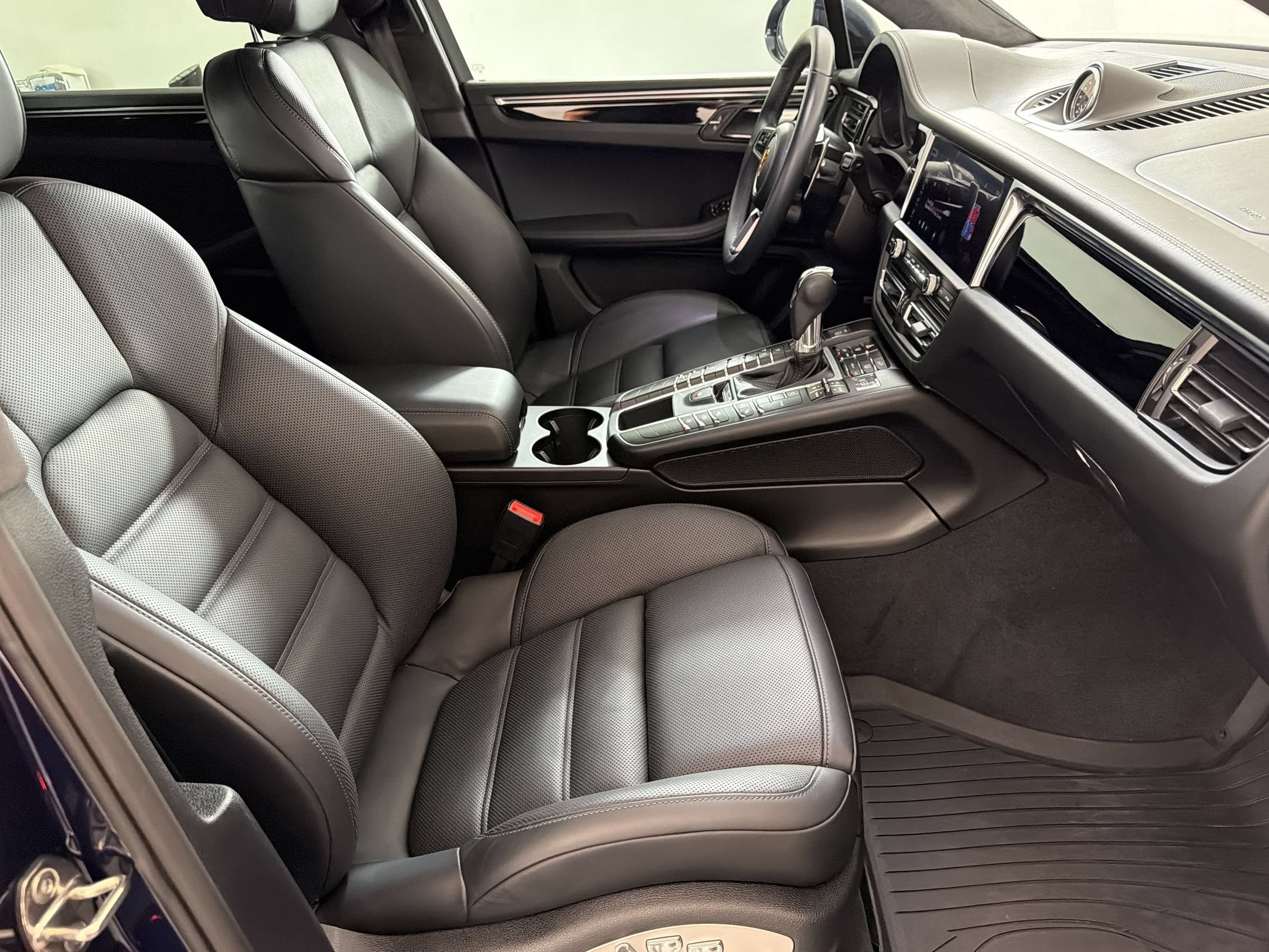 Certified 2020 Porsche Macan Turbo AWD/4WD image 24