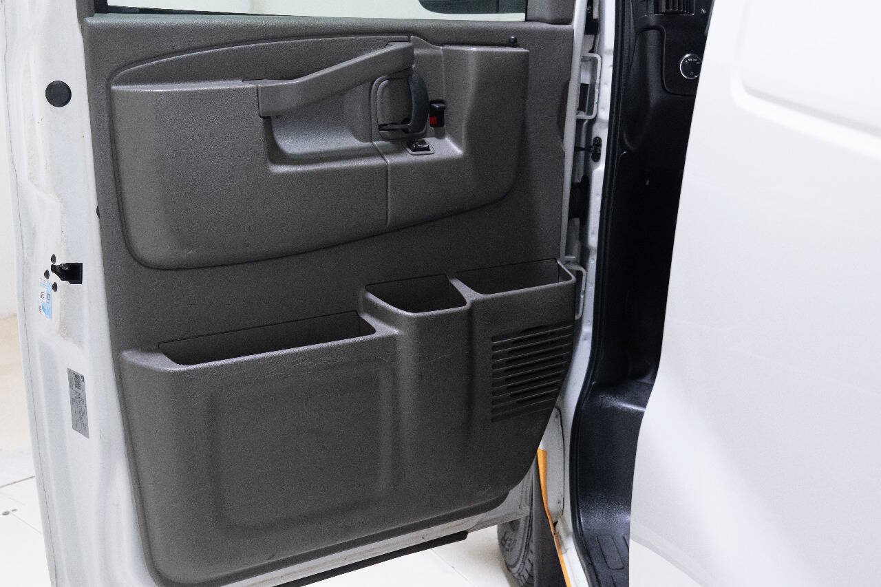 Used 2018 Chevrolet Express 3500 Extended w/ Driver Convenience Package RWD image 21