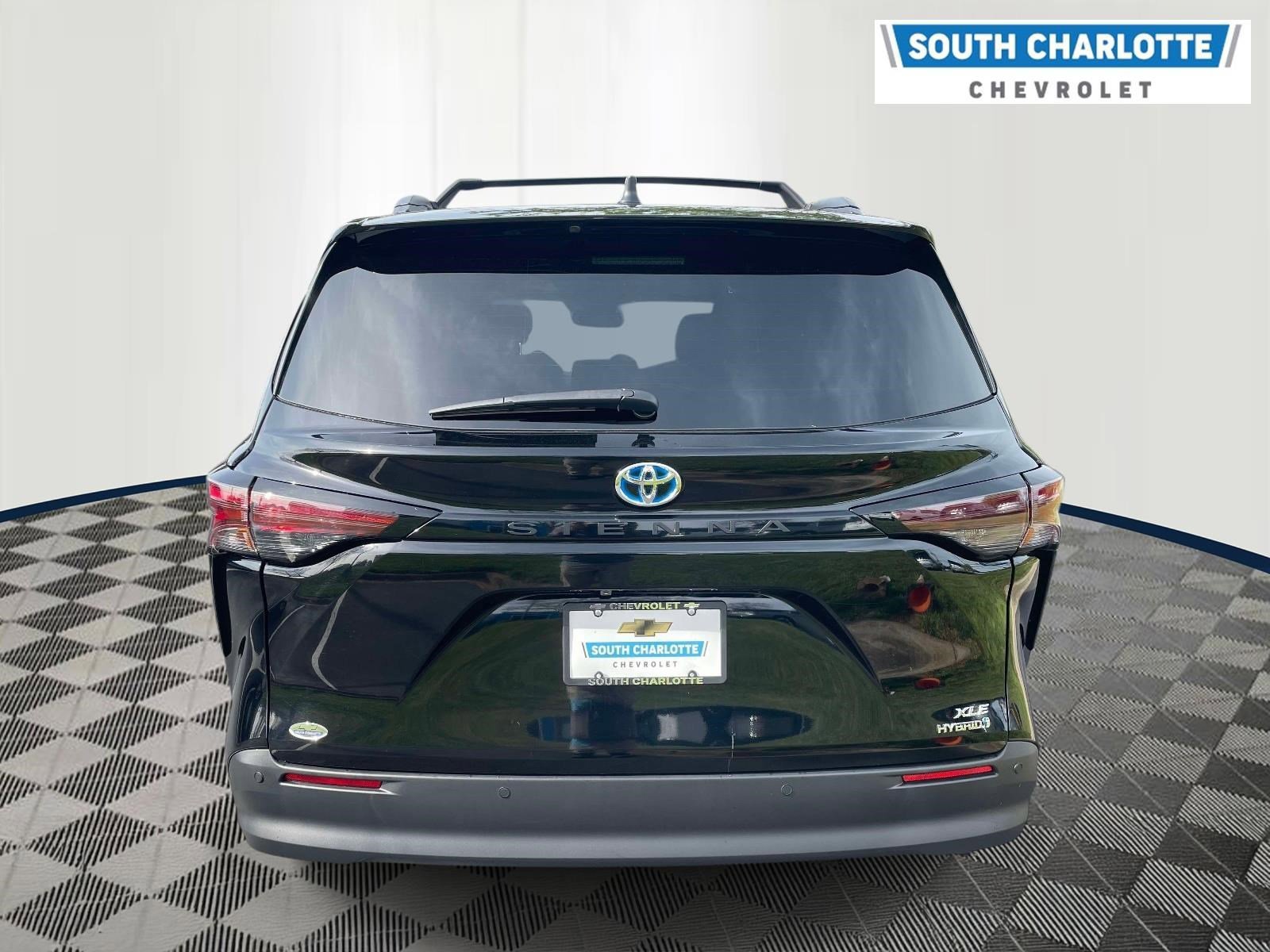 Used 2024 Toyota Sienna XLE FWD image 6