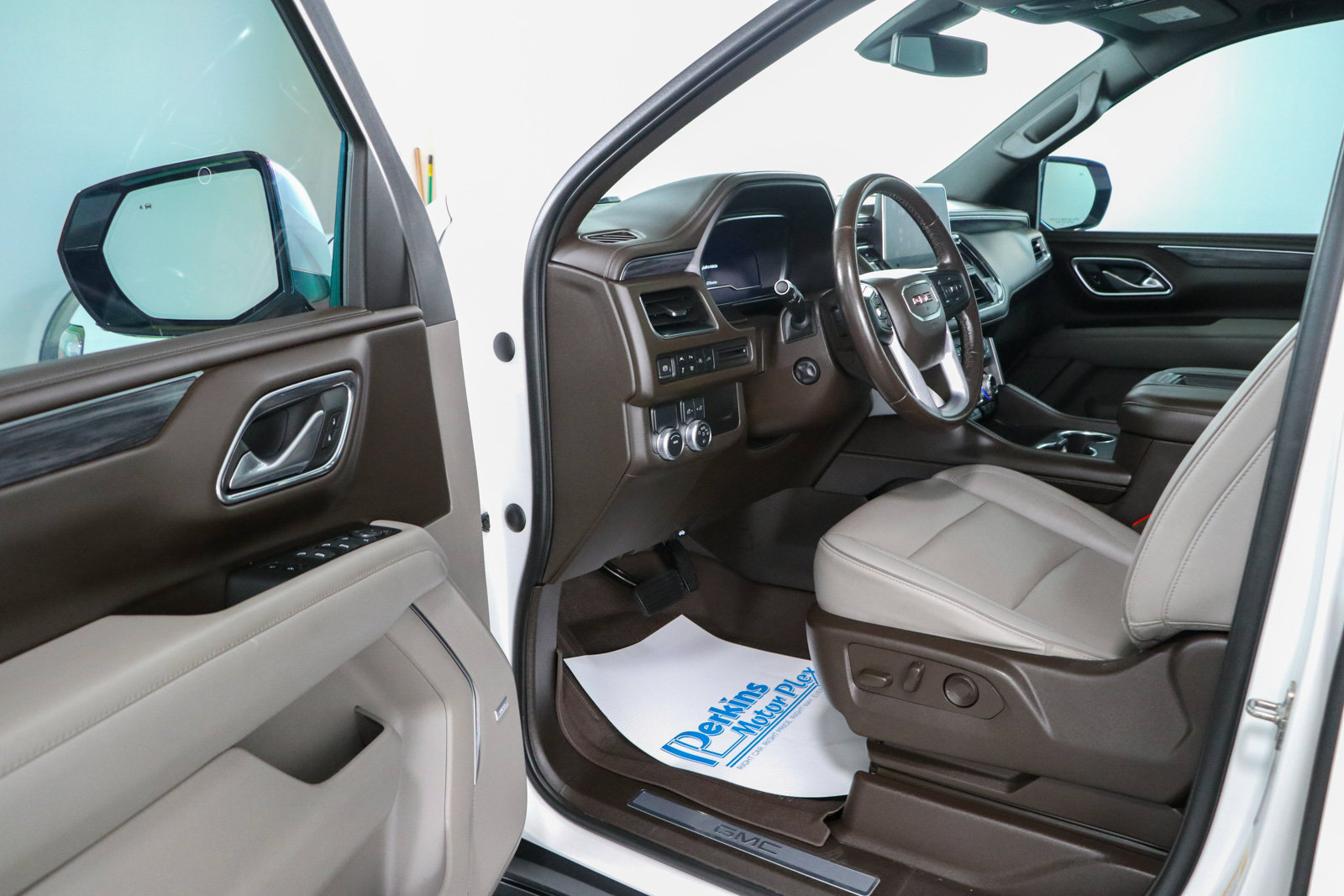 Used 2022 GMC Yukon SLT w/ SLT Premium Package RWD image 3