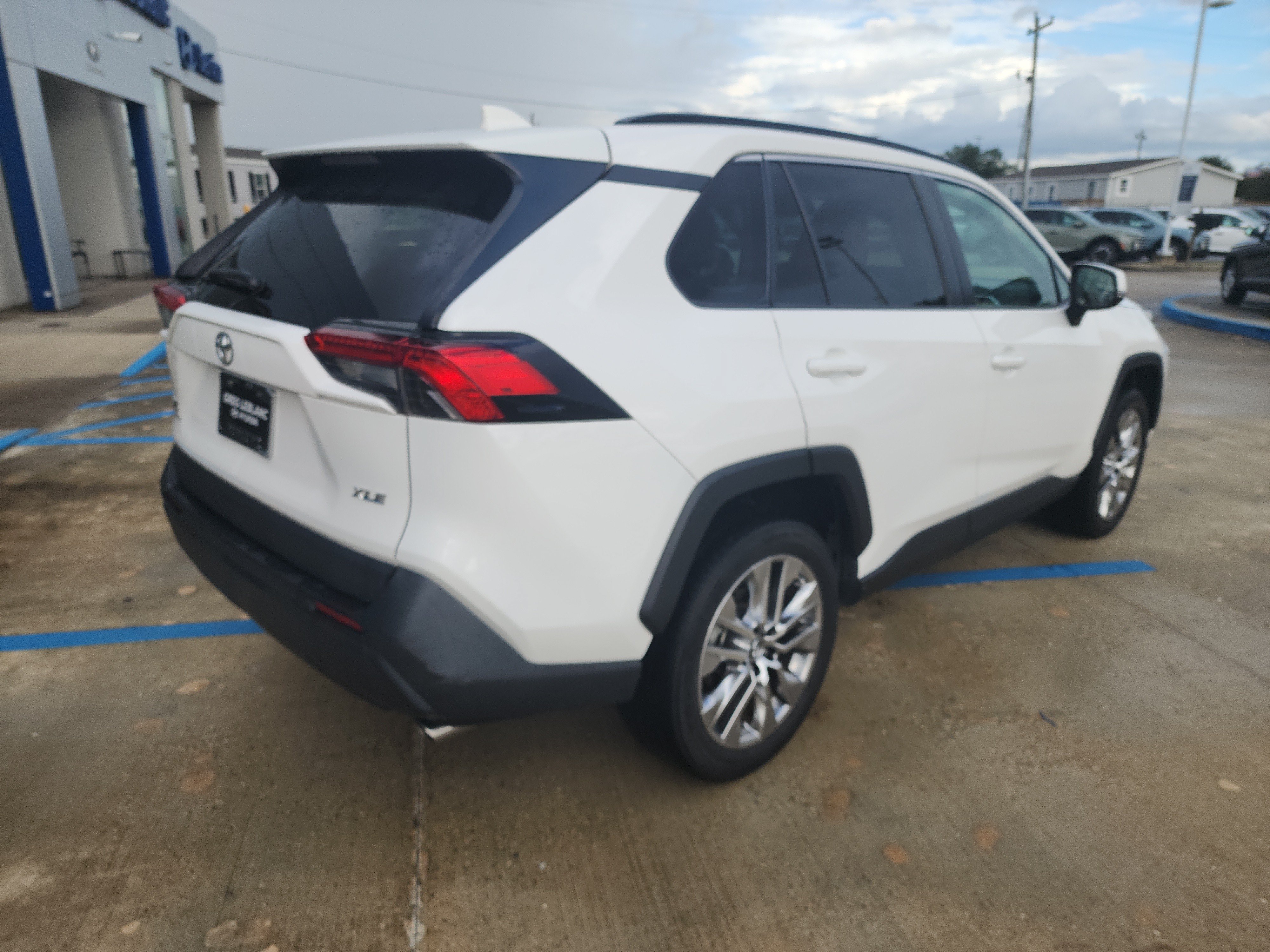 Used 2019 Toyota RAV4 XLE Premium FWD image 7