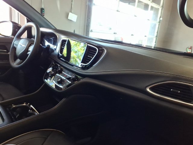 Used 2025 Chrysler Pacifica Limited FWD image 23