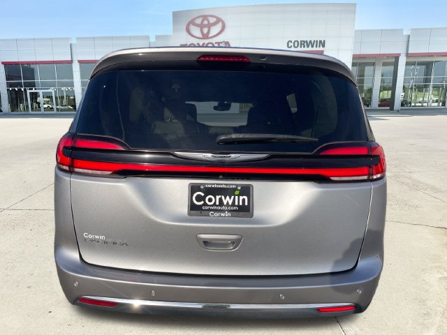 Used 2021 Chrysler Pacifica Touring-L FWD image 4