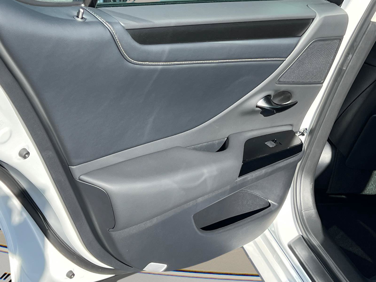 Used 2025 Lexus ES 350 w/ Premium Package FWD image 16