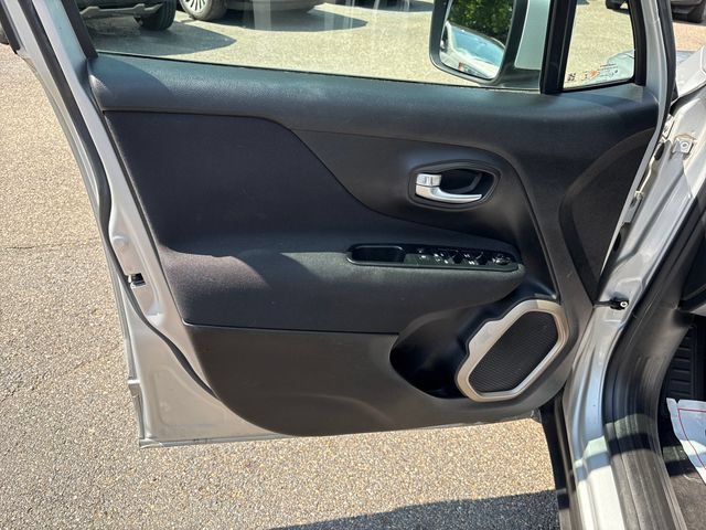 Used 2017 Jeep Renegade Latitude FWD image 7