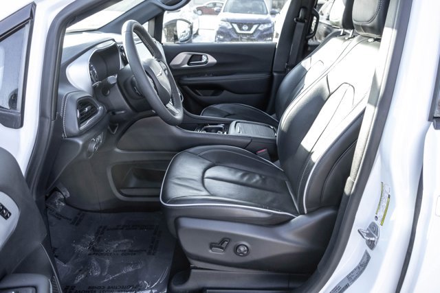 Used 2025 Chrysler Pacifica Limited image 11