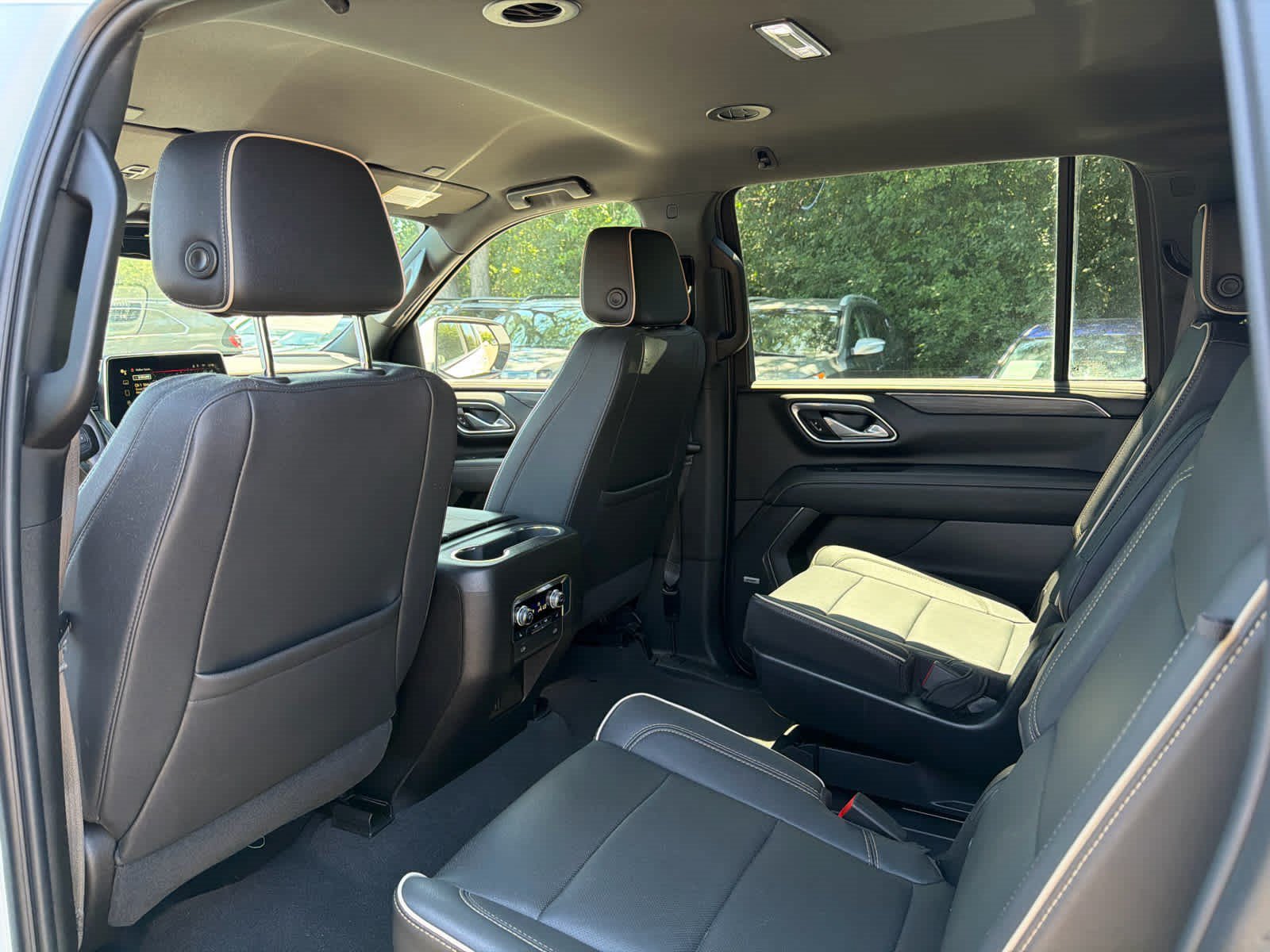 Used 2023 GMC Yukon XL SLT w/ SLT Luxury Package AWD/4WD image 6