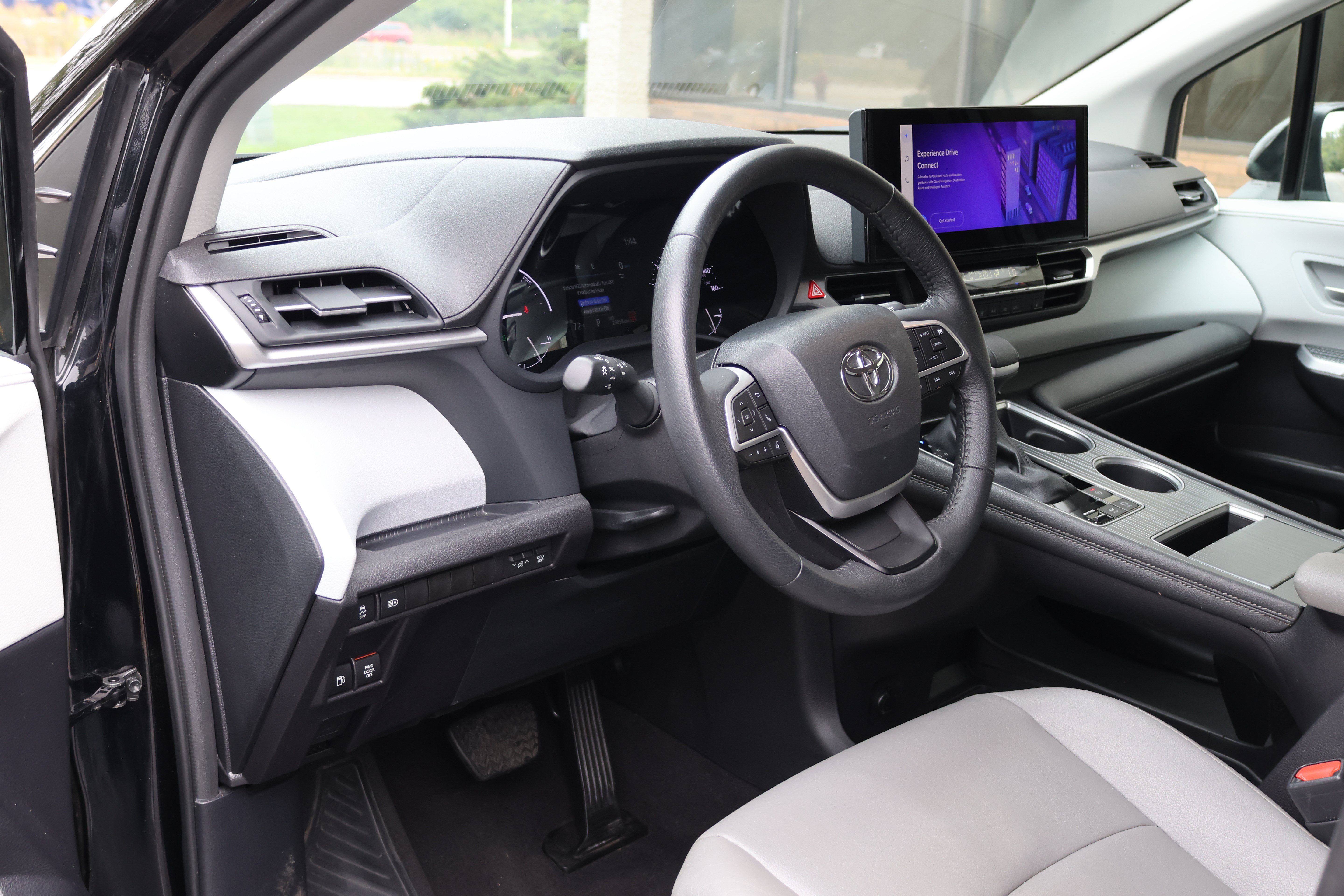 Certified 2025 Toyota Sienna XLE FWD image 33