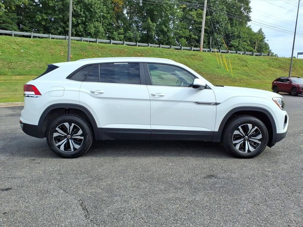 Used 2025 Volkswagen Atlas Cross Sport SE AWD/4WD image 2