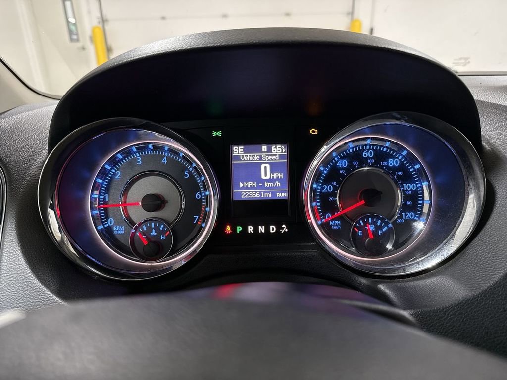 Used 2015 Chrysler Town & Country Touring image 12