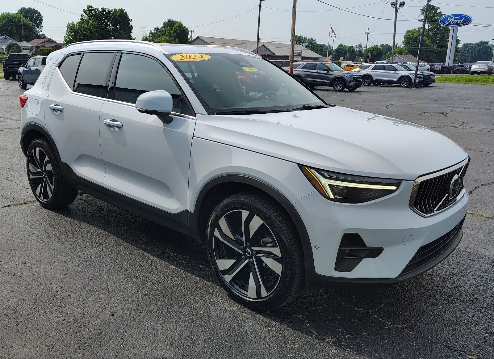 Used 2024 Volvo XC40 B5 Ultimate w/ Protection Package Premier AWD/4WD image 3