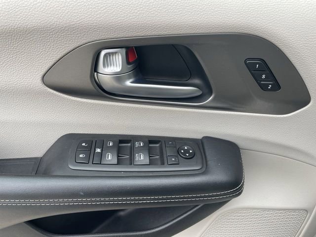 Used 2021 Chrysler Pacifica Touring-L w/ Premium & Safety Sphere Group image 23