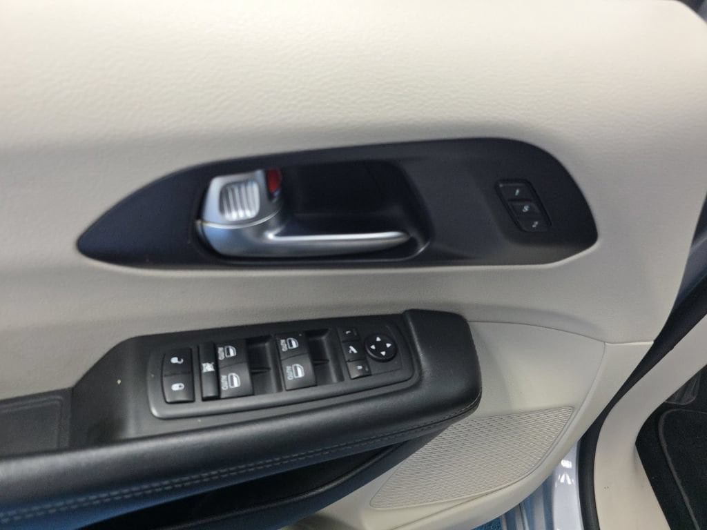 Used 2020 Chrysler Pacifica Limited FWD image 24