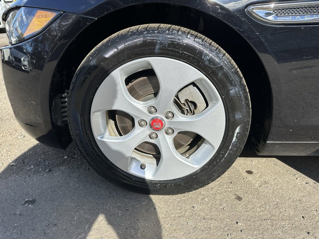 Used 2018 Jaguar XE Premium image 27