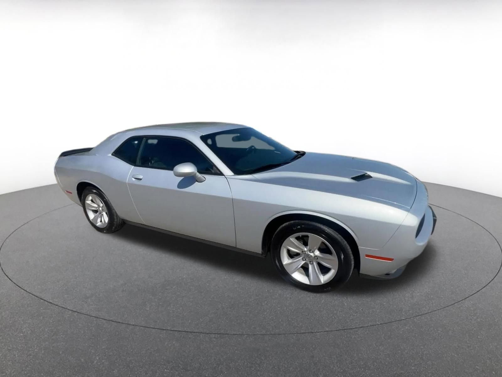 Used 2023 Dodge Challenger SXT image 2