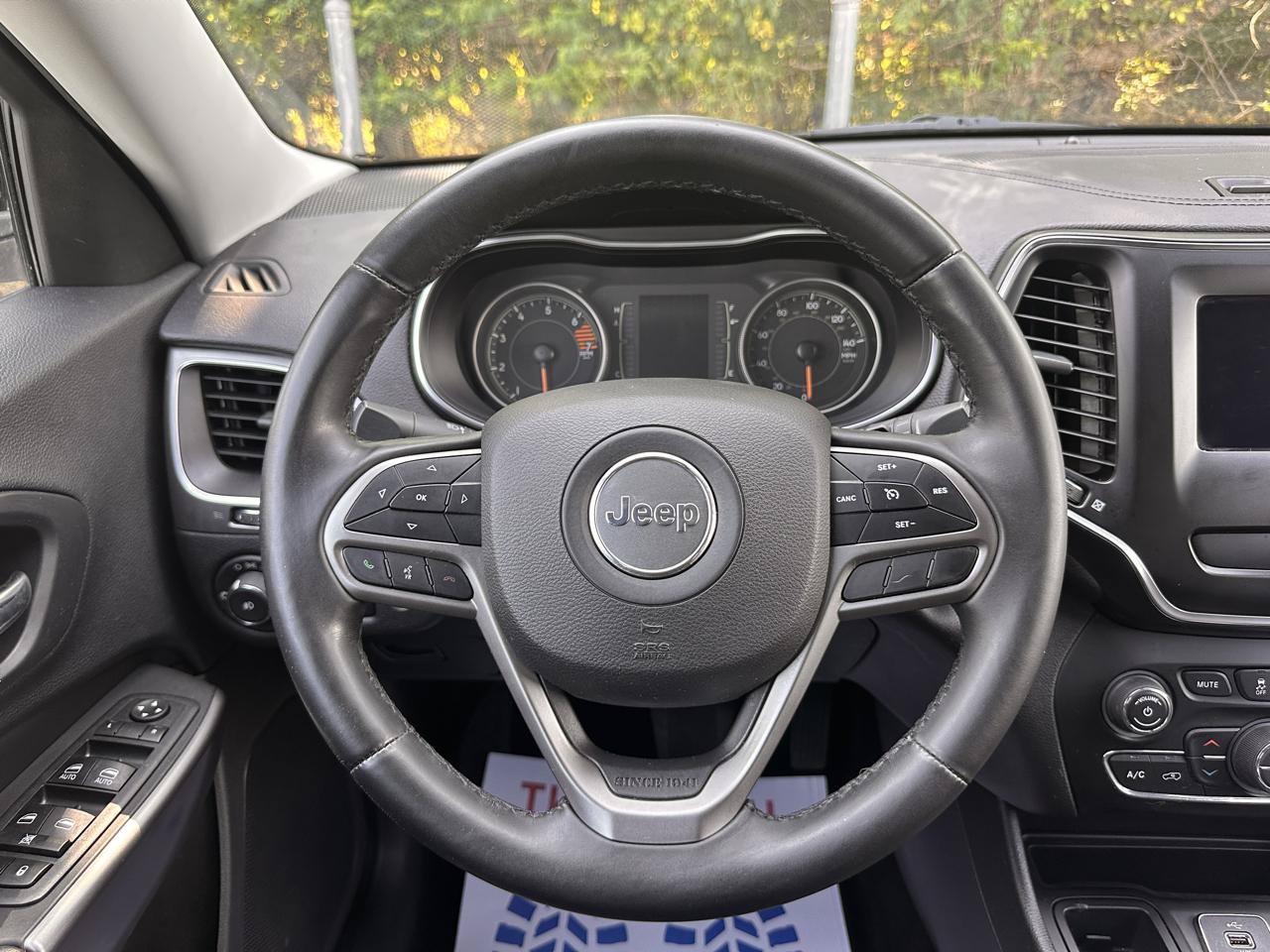 Used 2019 Jeep Cherokee Latitude Plus w/ Comfort/Convenience Group FWD image 24