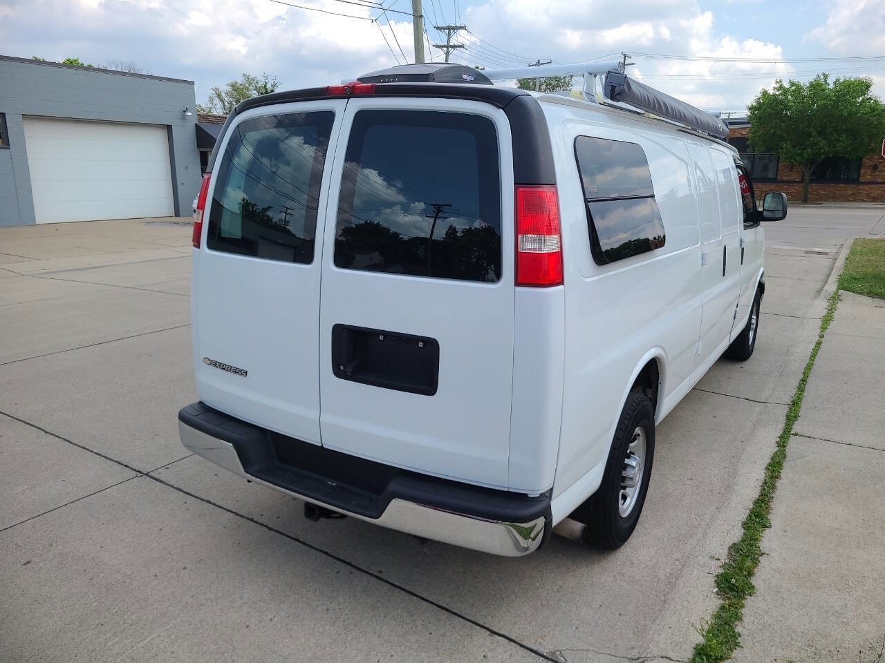 Used 2018 Chevrolet Express 2500 2500 3dr Extended Cargo Van image 14