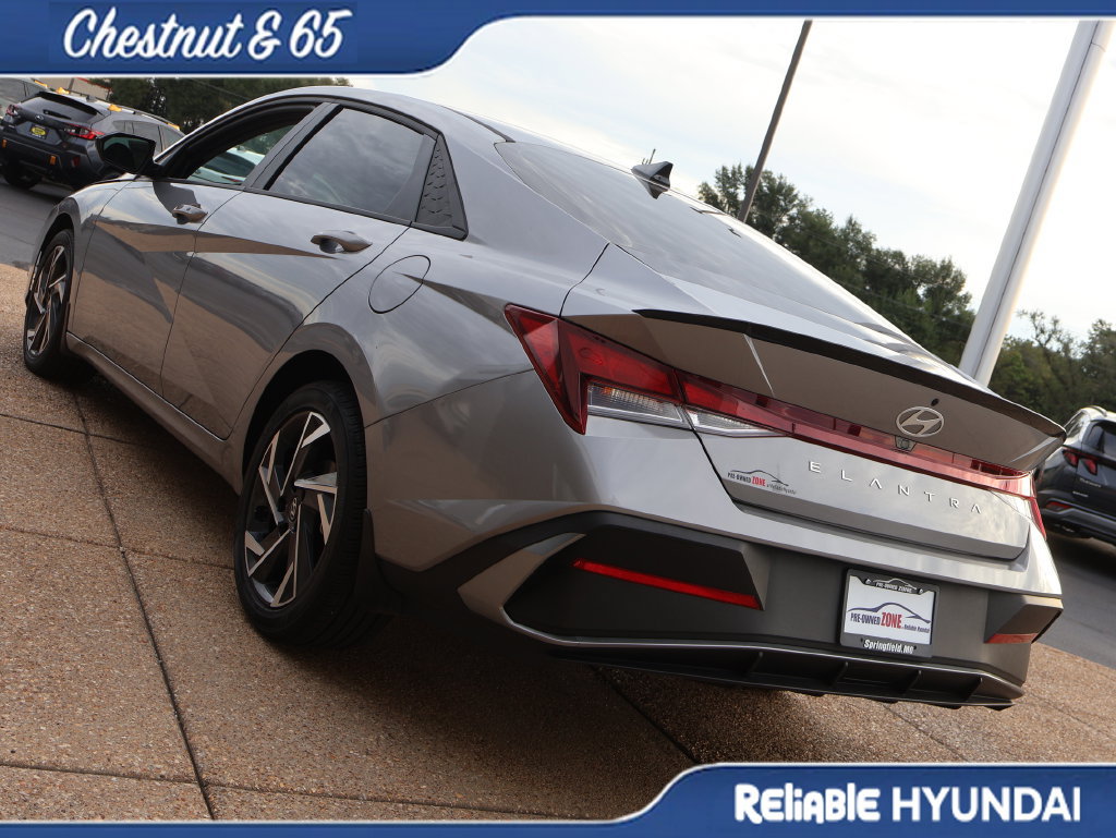 Certified 2025 Hyundai Elantra Sport FWD image 4