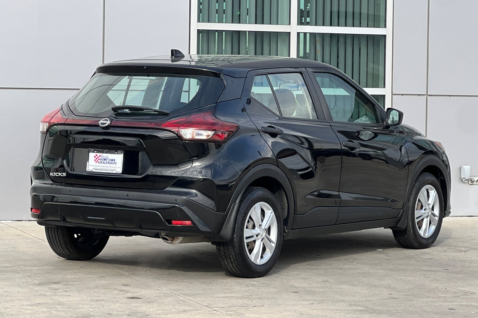 Used 2022 Nissan Kicks S image 4
