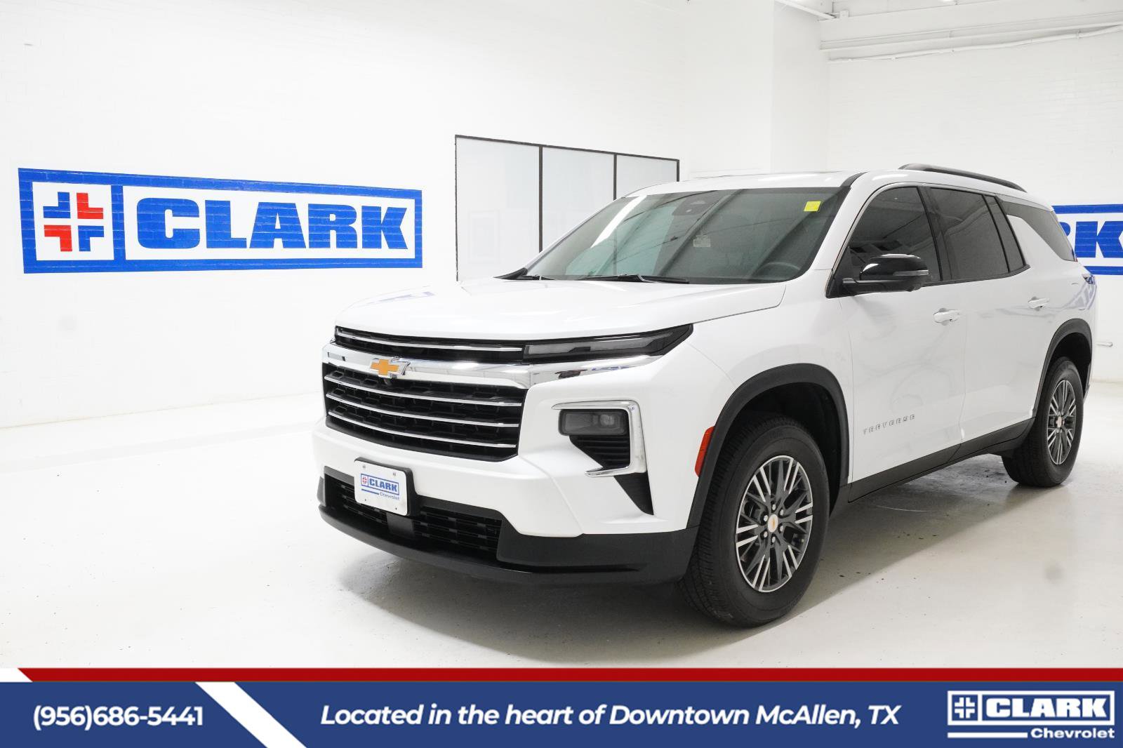 Used 2024 Chevrolet Traverse LT FWD image 2