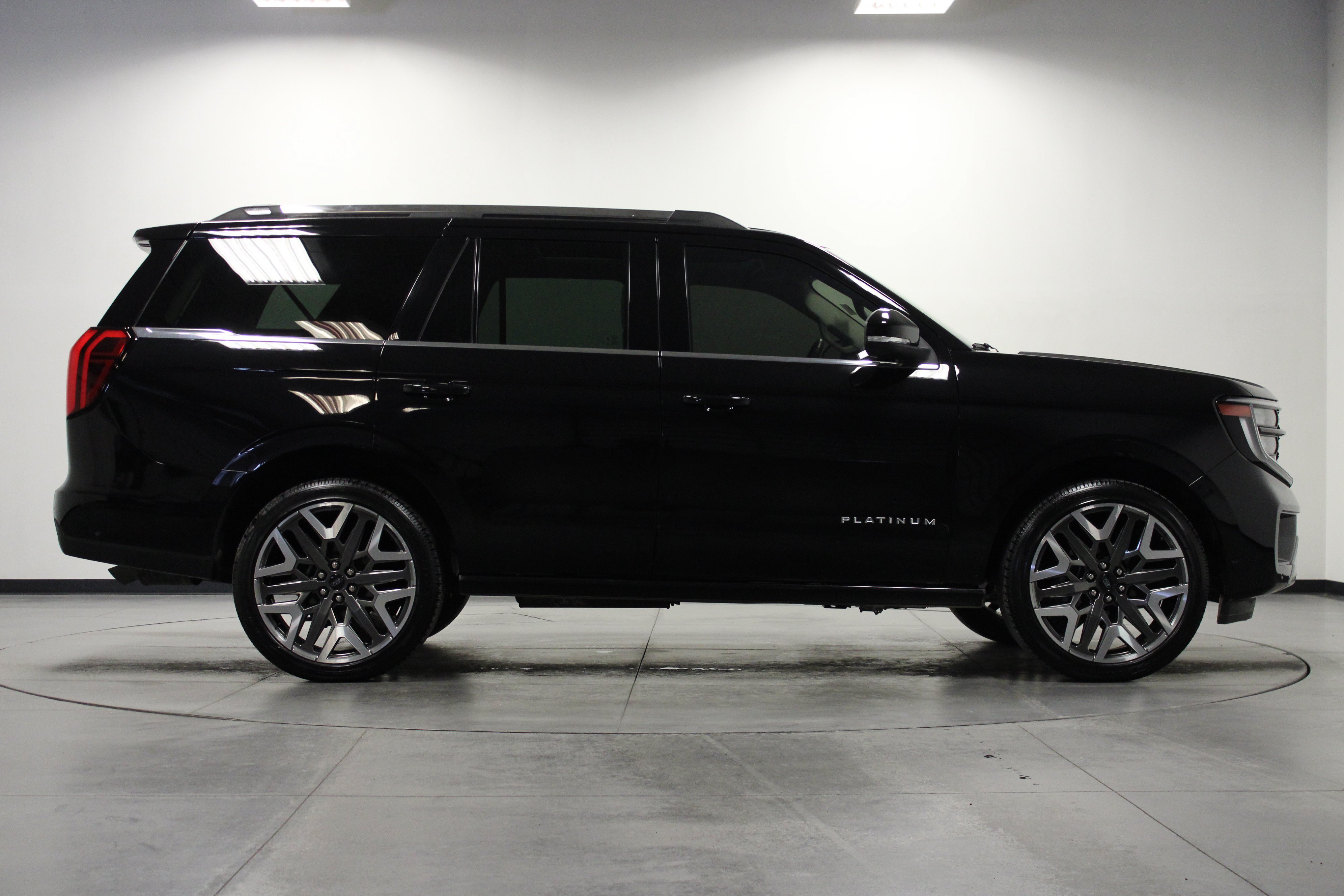 Used 2025 Ford Expedition Platinum w/ Platinum Ultimate Package AWD/4WD image 3